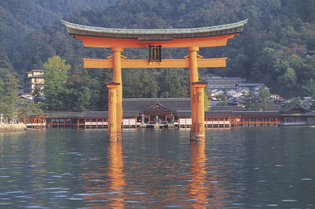 厳島の歴史と嚴島神社の魅力を探る！～平清盛も崇敬した神社～