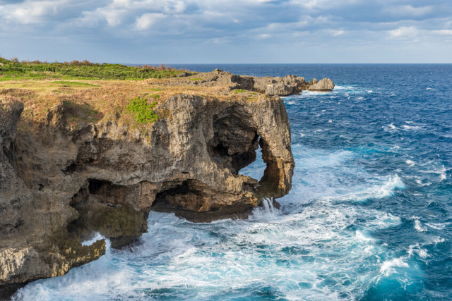 沖縄島の地質は南北で異なる、新しい地層と古い地層