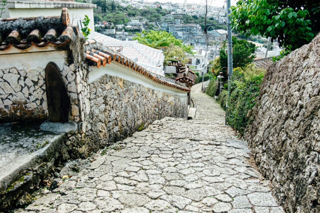 真珠道は16世紀に築かれた首里城から那覇港までの琉球石灰岩の道
