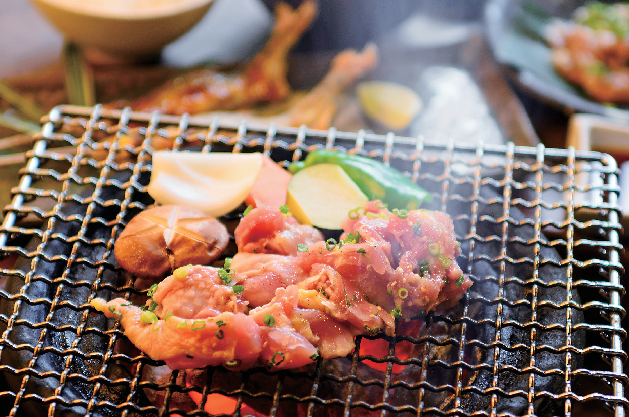 宮崎・鶏の炭火焼】香ばしく燻された鶏肉のしこしことした弾力と