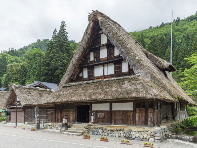 富山・五箇山】自然に溶け込む！世界遺産の合掌造り集落 - まっぷるウェブ