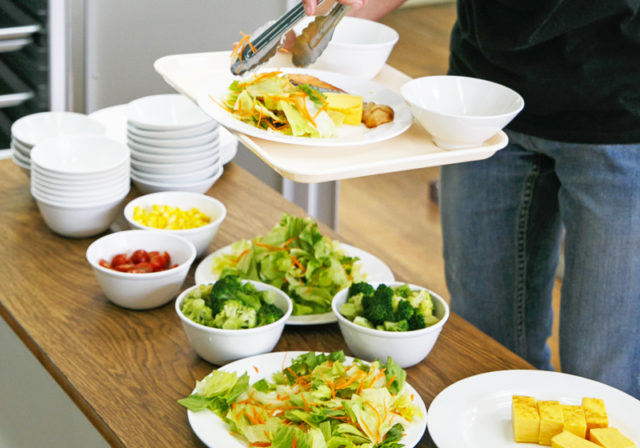 ◇食事は食堂で給食スタイル!みんな揃って「いただきます!」