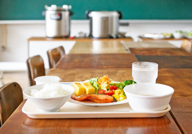 ◇食事は食堂で給食スタイル!みんな揃って「いただきます!」