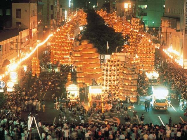 秋田竿灯まつり】1万個の提灯が夜空を彩る祭りの見どころナビ