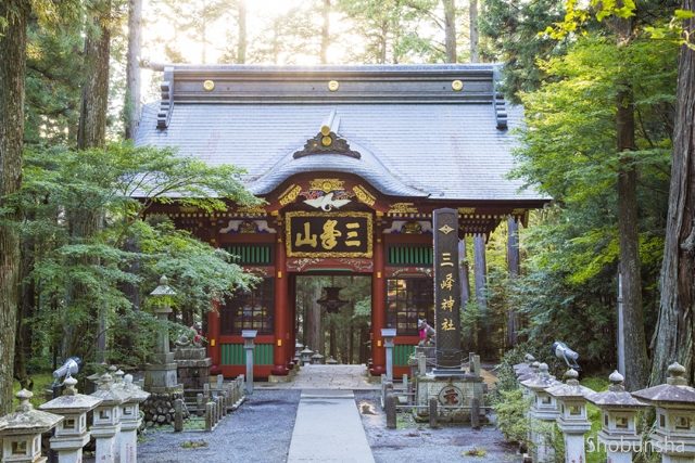 【奥秩父×三峯神社】随身像を左右に安置「随身門 (ずいしんもん)」