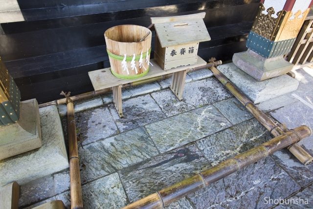【三峯神社のココに注目】水をかけると現れる「龍神」の顔