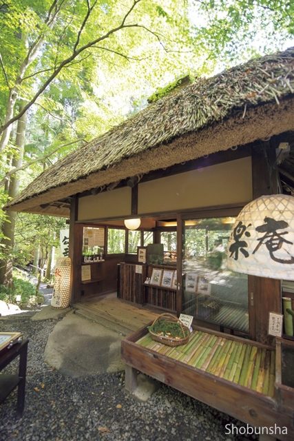 【東京・秋川渓谷×森の一軒家カフェ&レストラン】秋川渓谷を目の前に望む「黒茶屋」