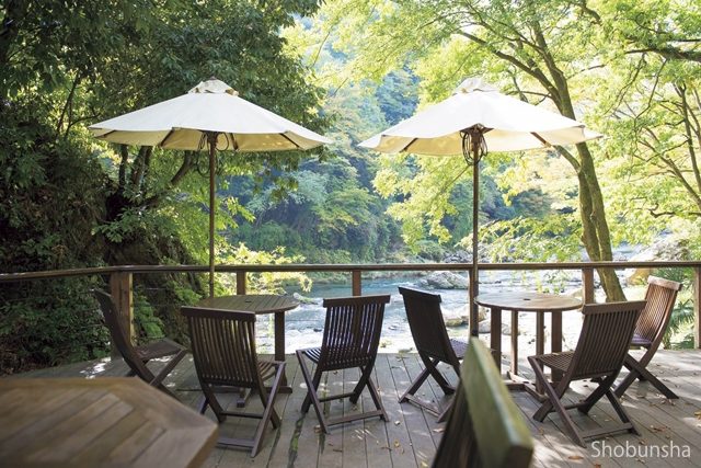 【東京・秋川渓谷×森の一軒家カフェ&レストラン】秋川渓谷を目の前に望む「黒茶屋」