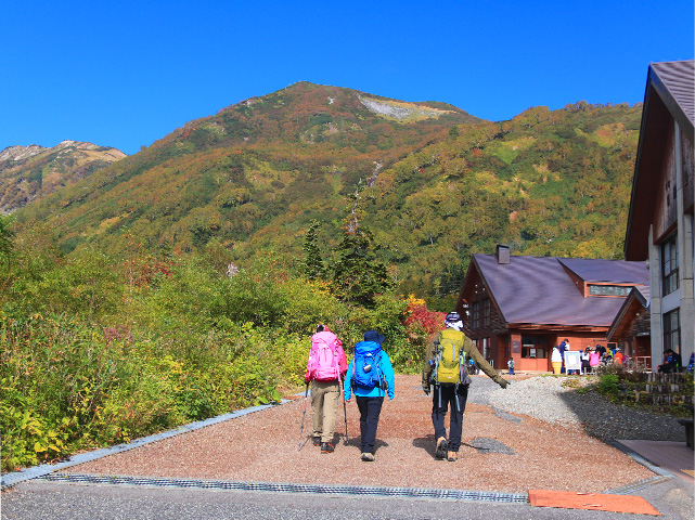 9月に始まる北アルプスの紅葉 絶景の 白馬乗鞍岳 ハイキング 観光旅行メディア まっぷるトラベルガイド