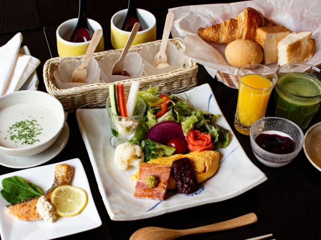 食事は朝夕とも完全部屋食で