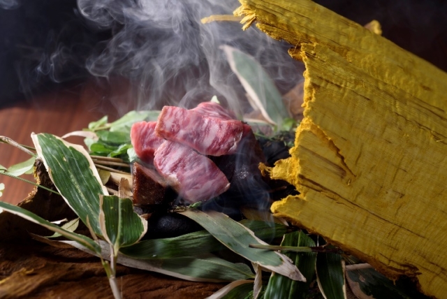 夕食は日本料理または鉄板焼きコースを