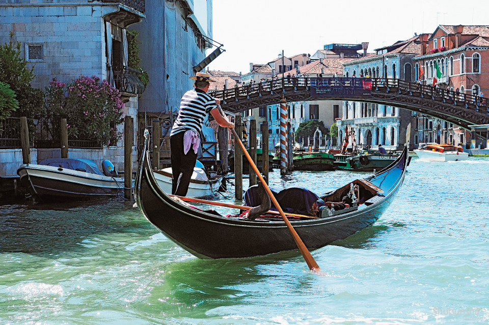 ヴェネツィアで ゴンドラに乗って水の都を水上散歩 まっぷるトラベルガイド
