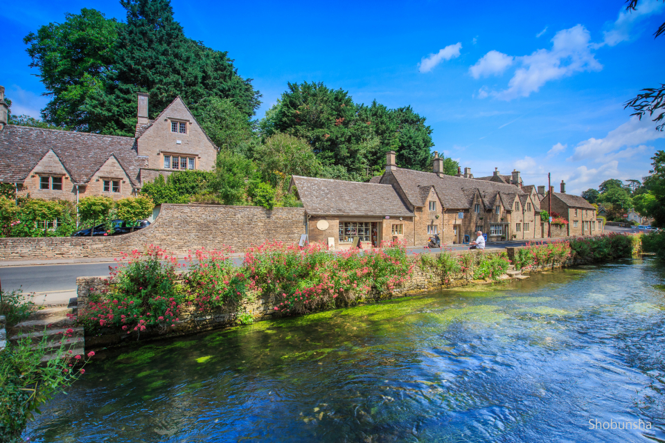 イギリス バイブリー 石造の家並みを縫って小川が流れる 観光旅行メディア まっぷるトラベルガイド