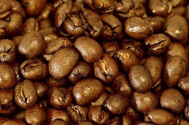 640px-Peaberry_coffee_beans,_close_up