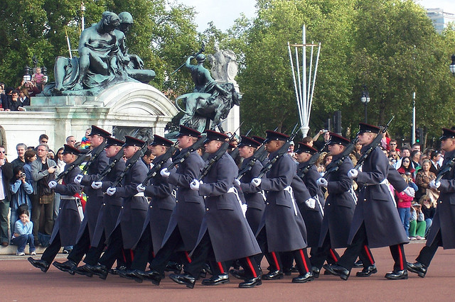 ロンドン名物 バッキンガム宮殿の衛兵交代式 観光旅行メディア まっぷるトラベルガイド